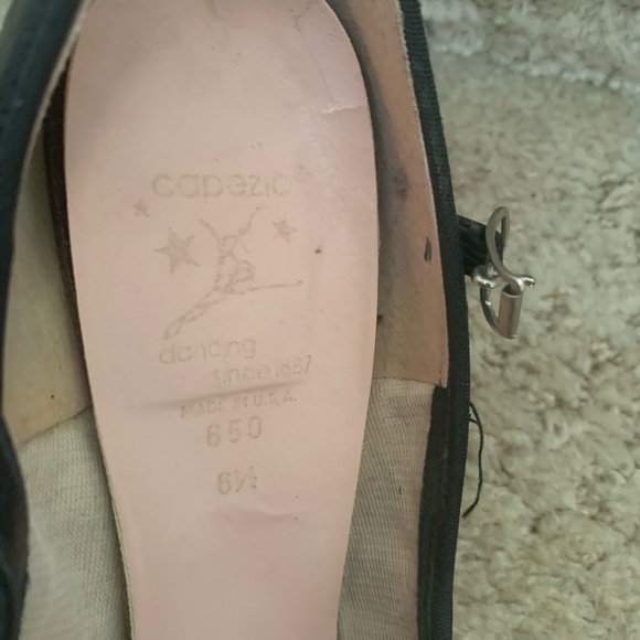 CAPEZIO BLACK LEATHER DANCE SHOES (HEELS) - Picture 4 of 7